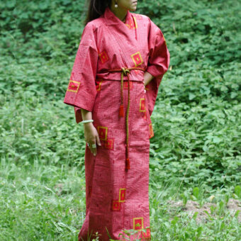 Photo d'un kimono en soie rouge motif seventies