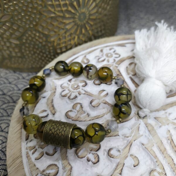 Photo d'un bracelet fait main en pierres naturelles semi-précieuses d'agates inspiré par le vintage et le folklore de Mongolie.