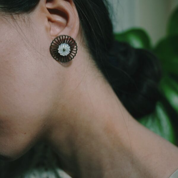 Photo d'un close-up d'une boucle d'oreille vintage coréenne artisanale faite d'une pierre semi-précieuse de nacre.