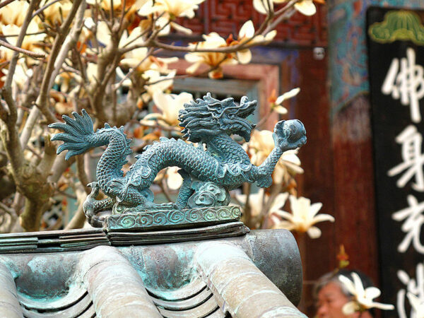 Photo d'un dragon sur un temple japonais