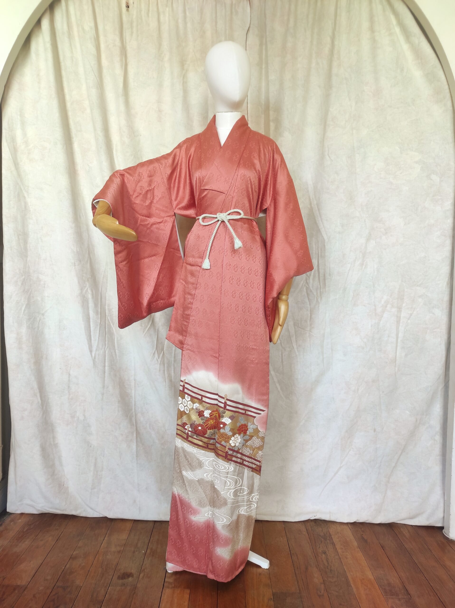 Vue d'ensemble du kimono japonais vieux rose fait de soie et de peint à la main