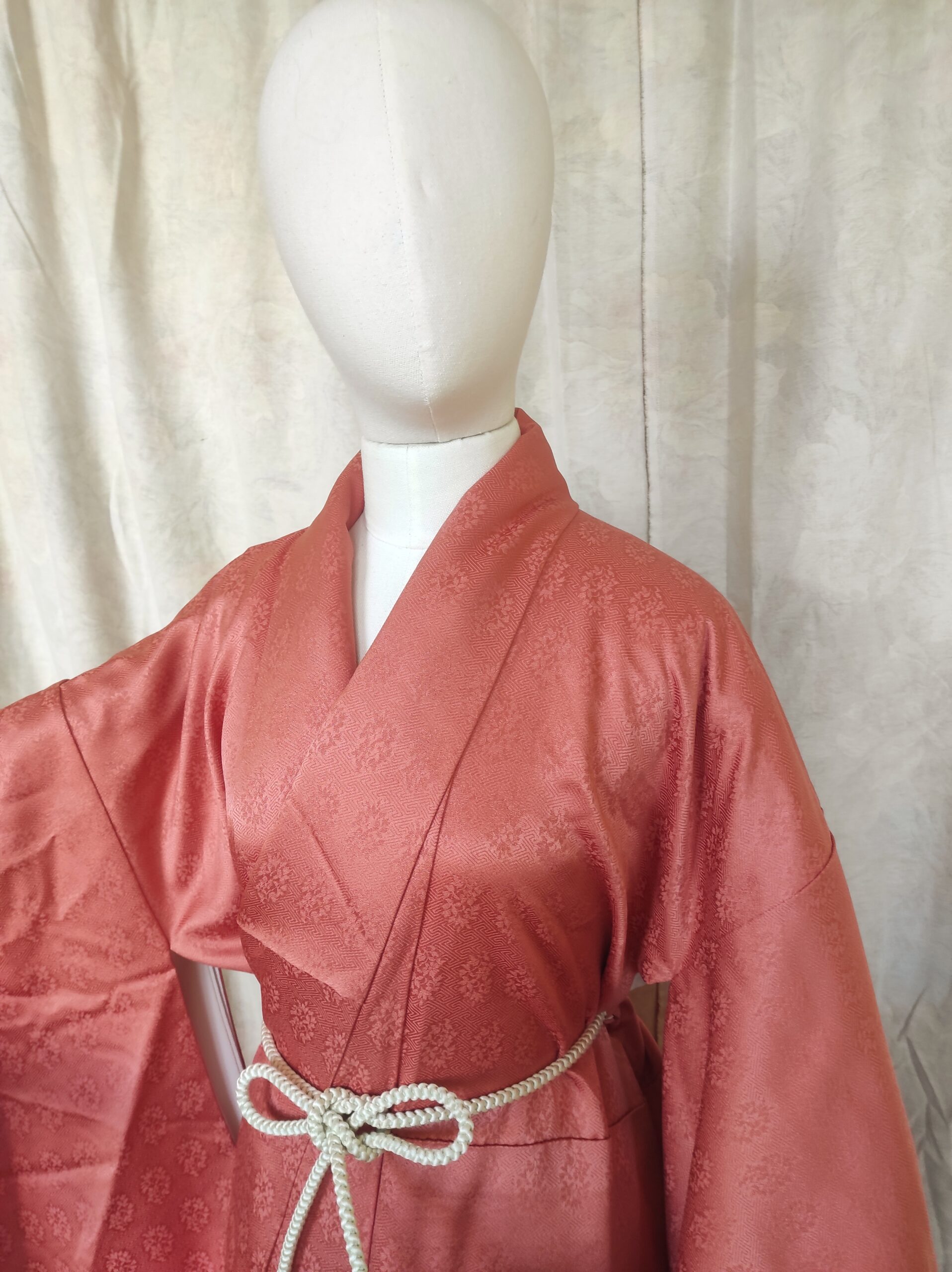 Photo close-up du mannequin portant un kimono japonais traditionnel en soie