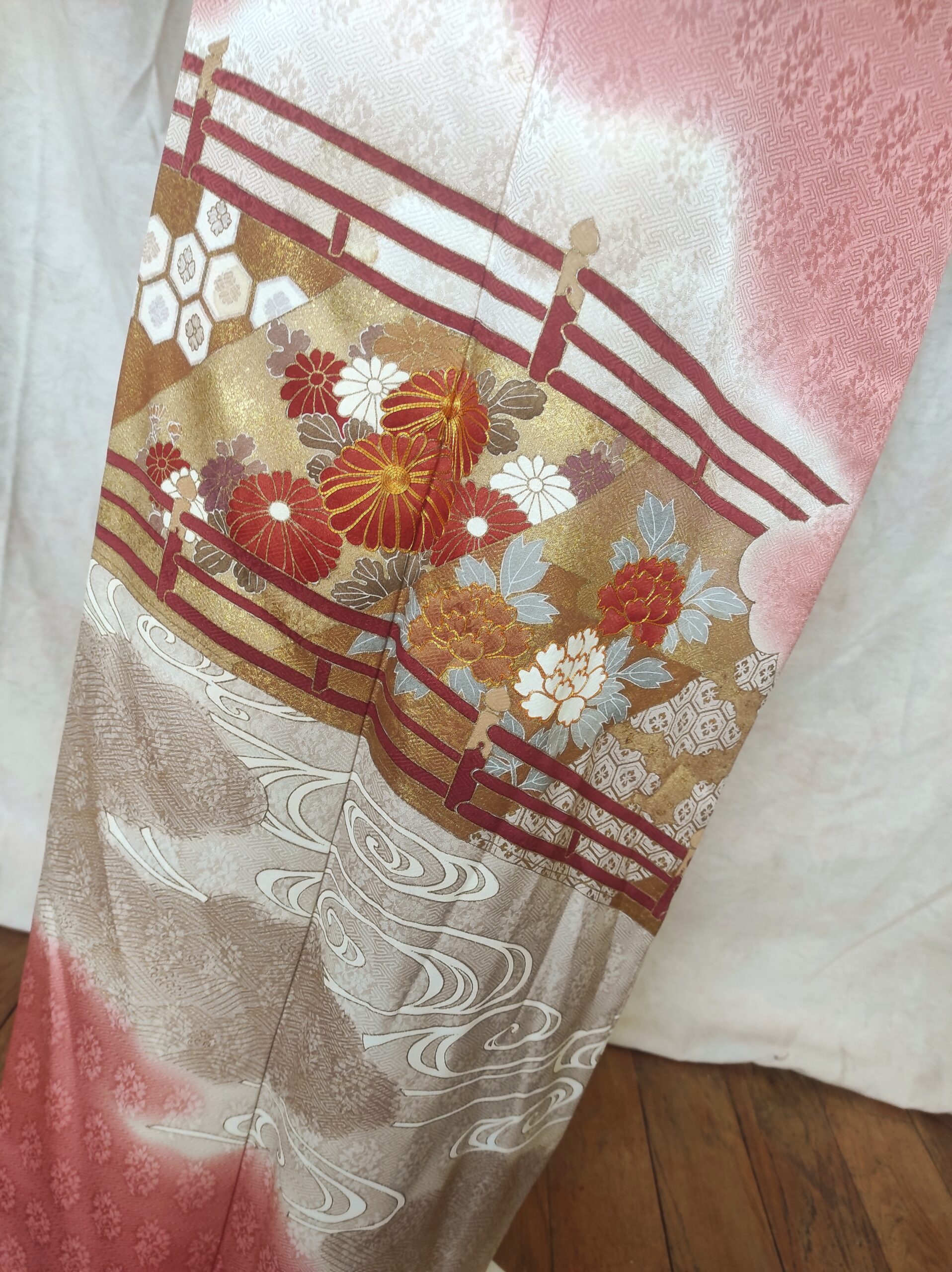 Photo détaillée de fleurs japonaises peintes à la main sur soie