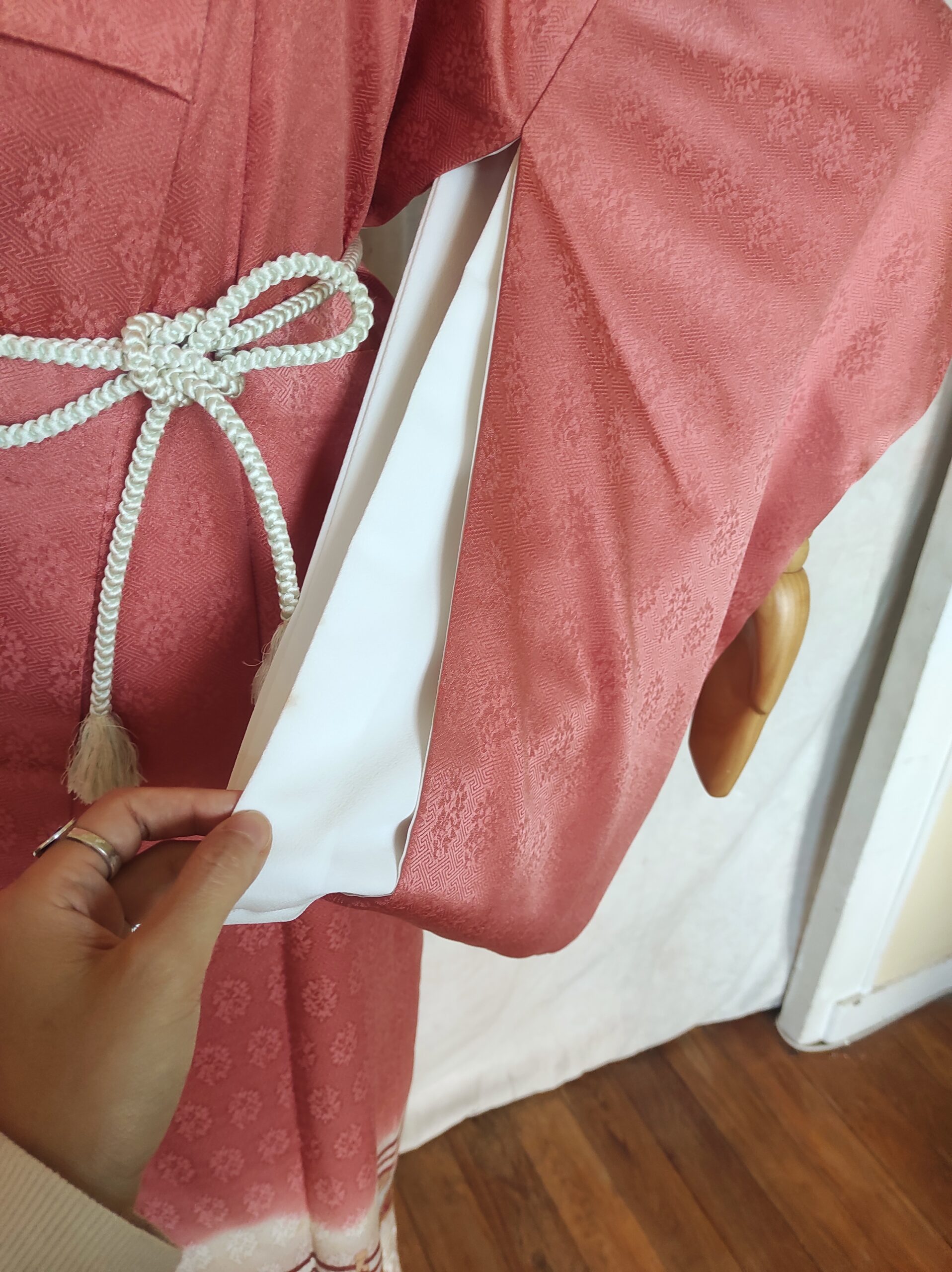 Photo d'une manche de kimono japonais comprenant une doublure blanche entièrement en soie