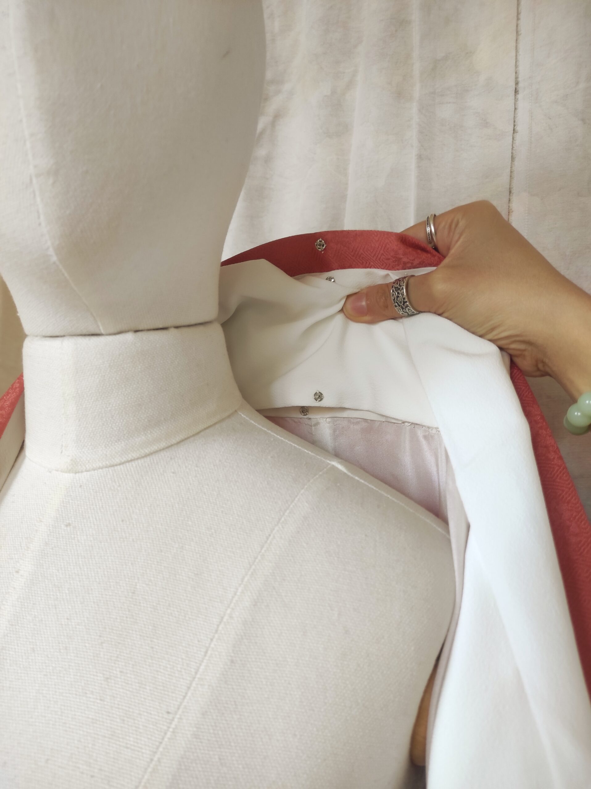 Image de l'intérieur du col d'un kimono japonais comprenant des boutons-pression
