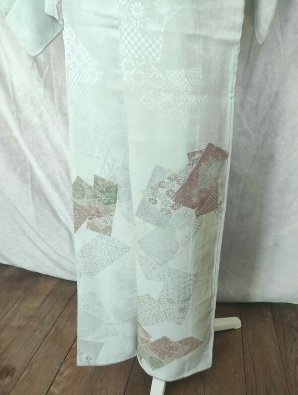 Photo de du bas d'un kimono japonais en soie fait de fils métaliques