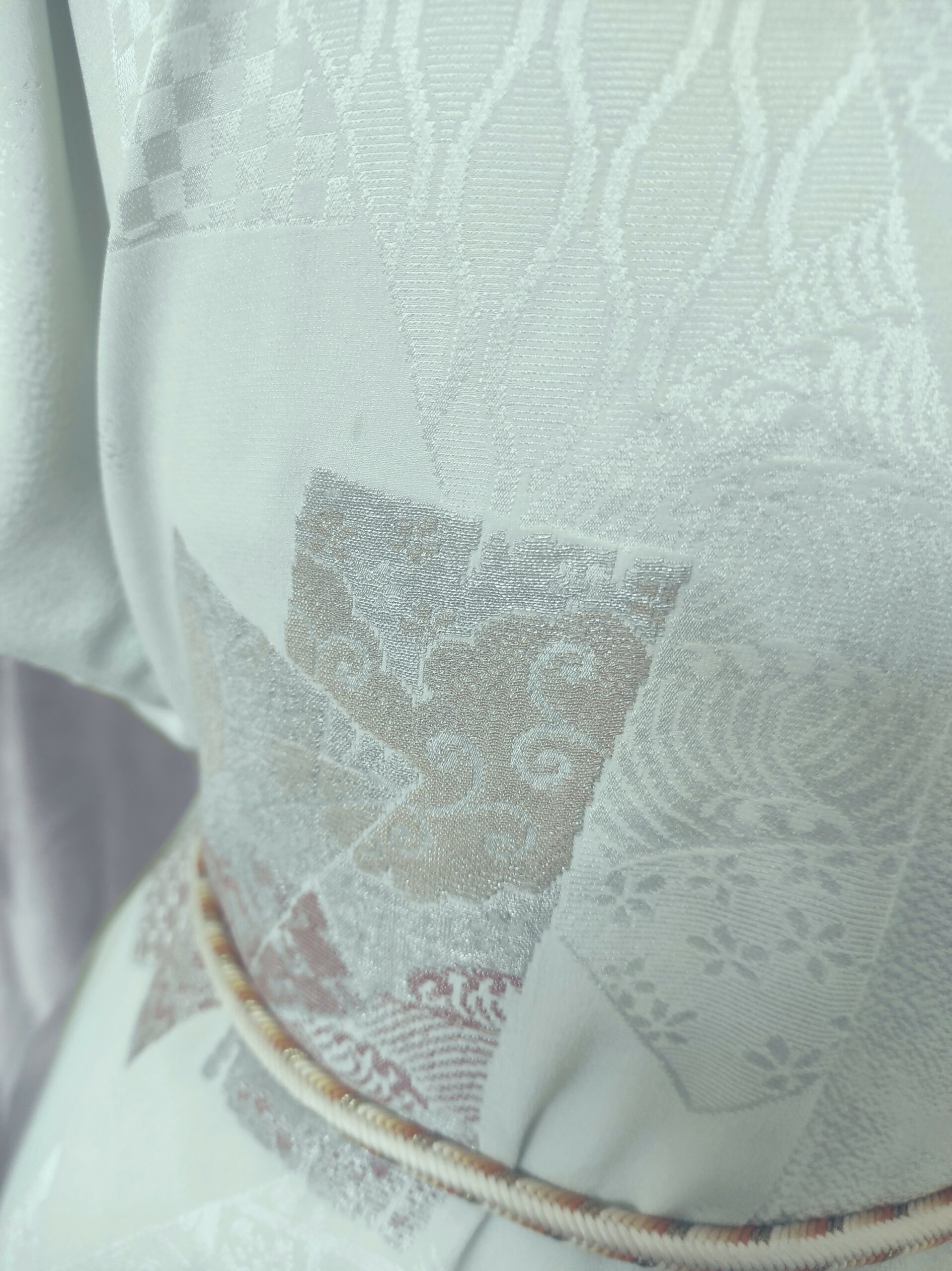 Détail d'un kimono vintage de couleur bleu, vert, argenté et or