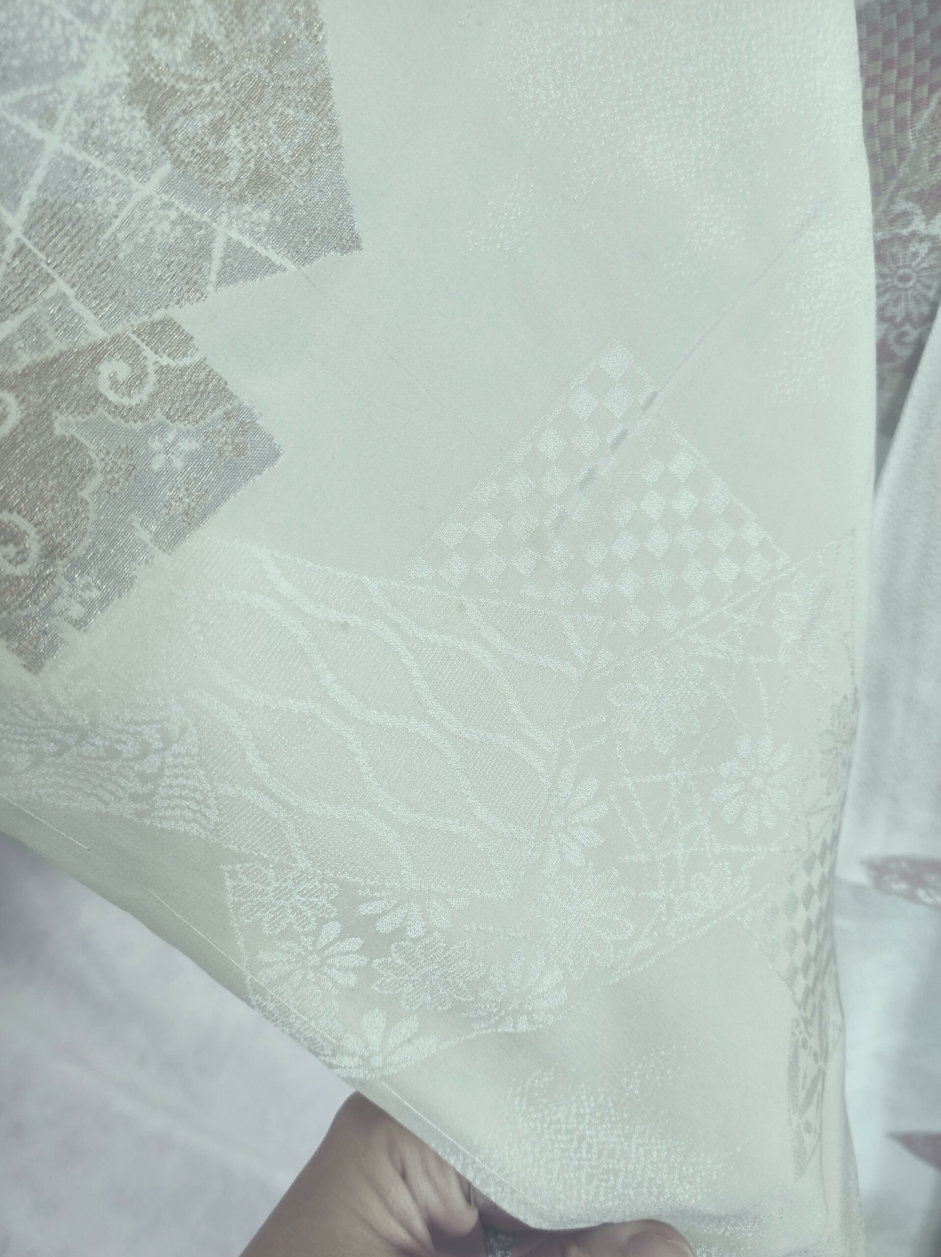 Photo détaillée d'un kimono vintage fait de fil d'or et d'argent