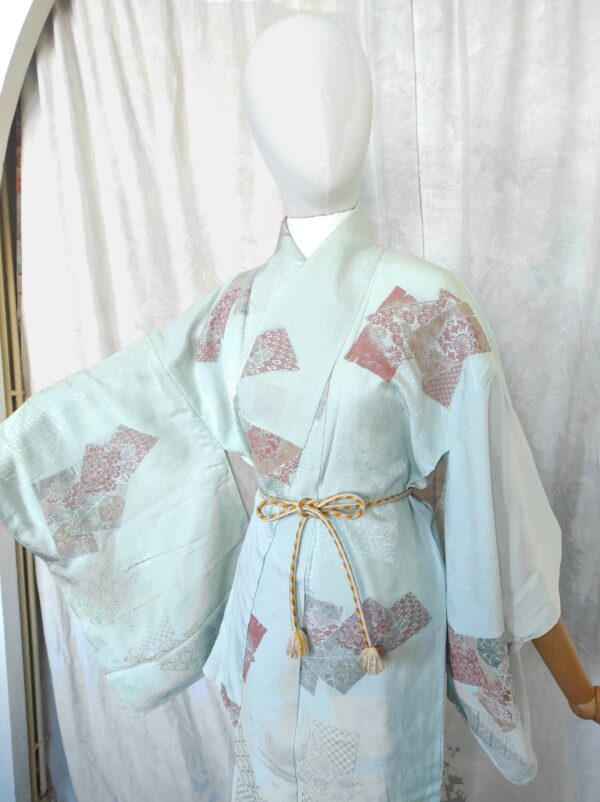 Photo du haut d'un kimono japonais en soie fait d'un tissage artisanal