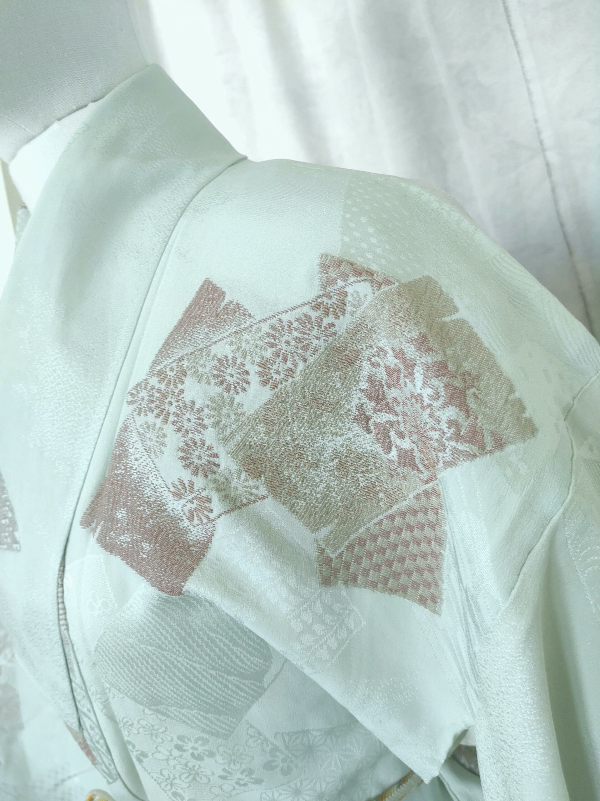Photographie de l'épaule d'un kimono japonais ancien entièrement en soie vintage