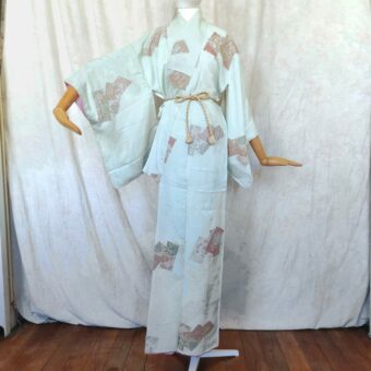Vignette d'un kimono japonais vintage en soie à manches larges.