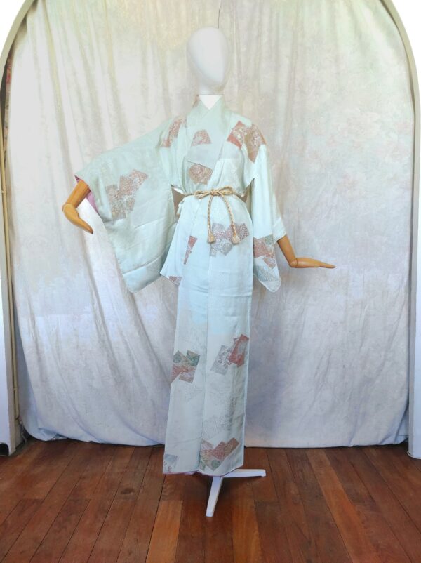 Photo générale d'un vrai kimono japonais en soie verte et métallisé