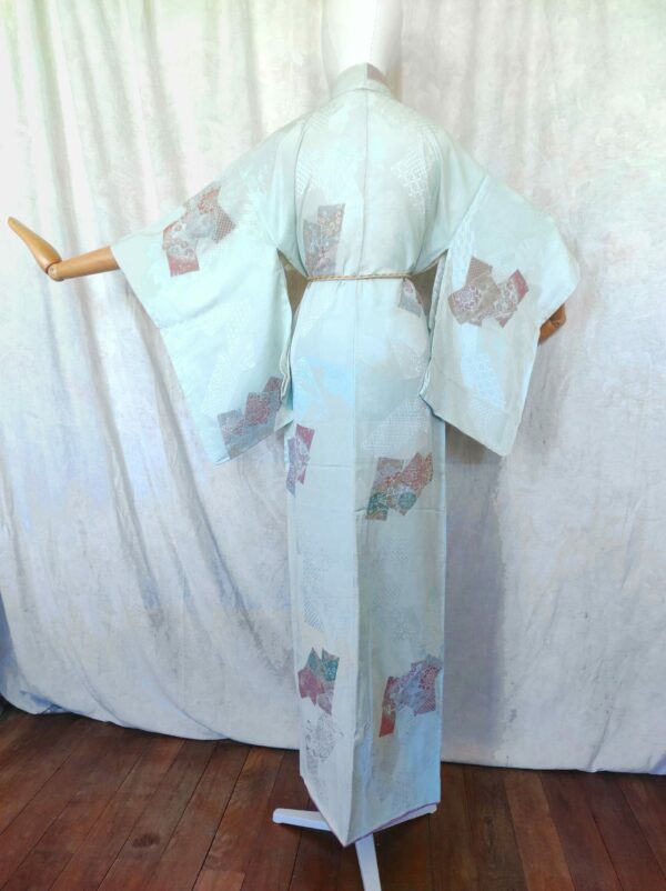 Image globale du dos d'un kimono japonais ancien fait de soie