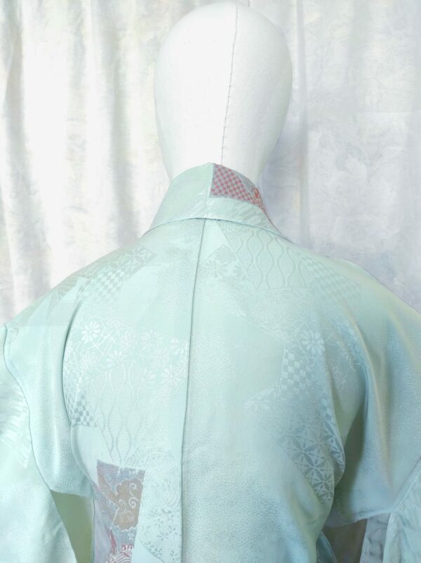Photo du col d'un kimono japonais vintage fait de soie verte et fils métaliques