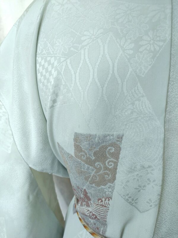 Image d'un vrai kimono japonais vintage fait de fil d'or et de soie
