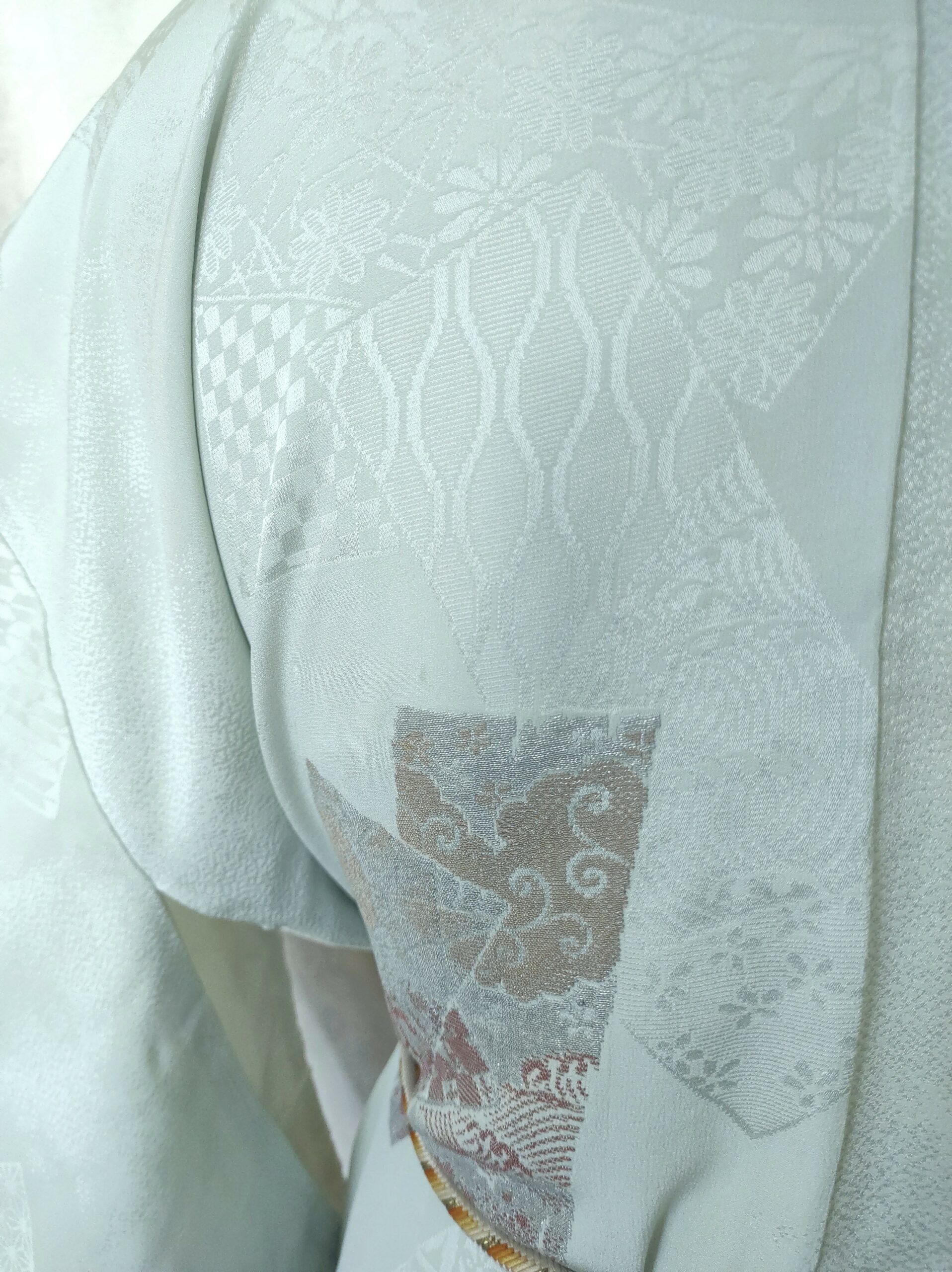 Image d'un vrai kimono japonais vintage fait de fil d'or et de soie