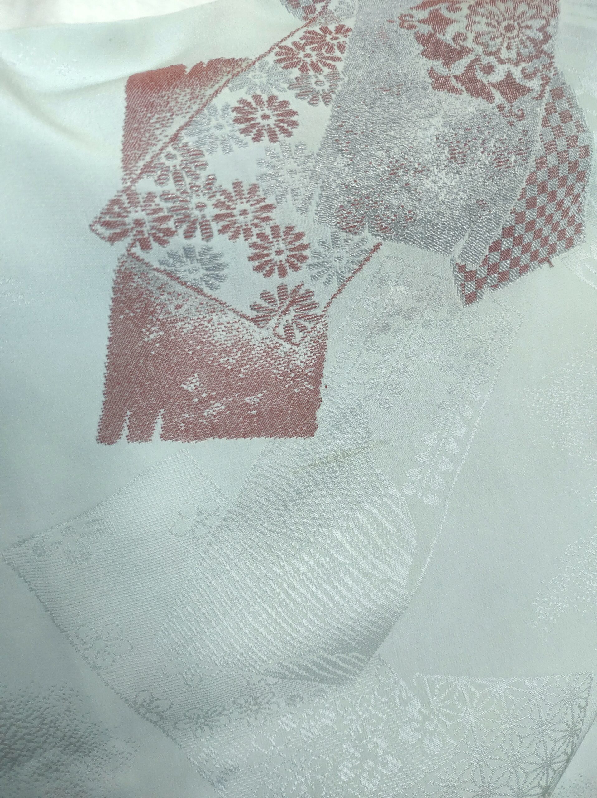 Photo d'un tissage et d'une broderie fait main sur un kimono en soie