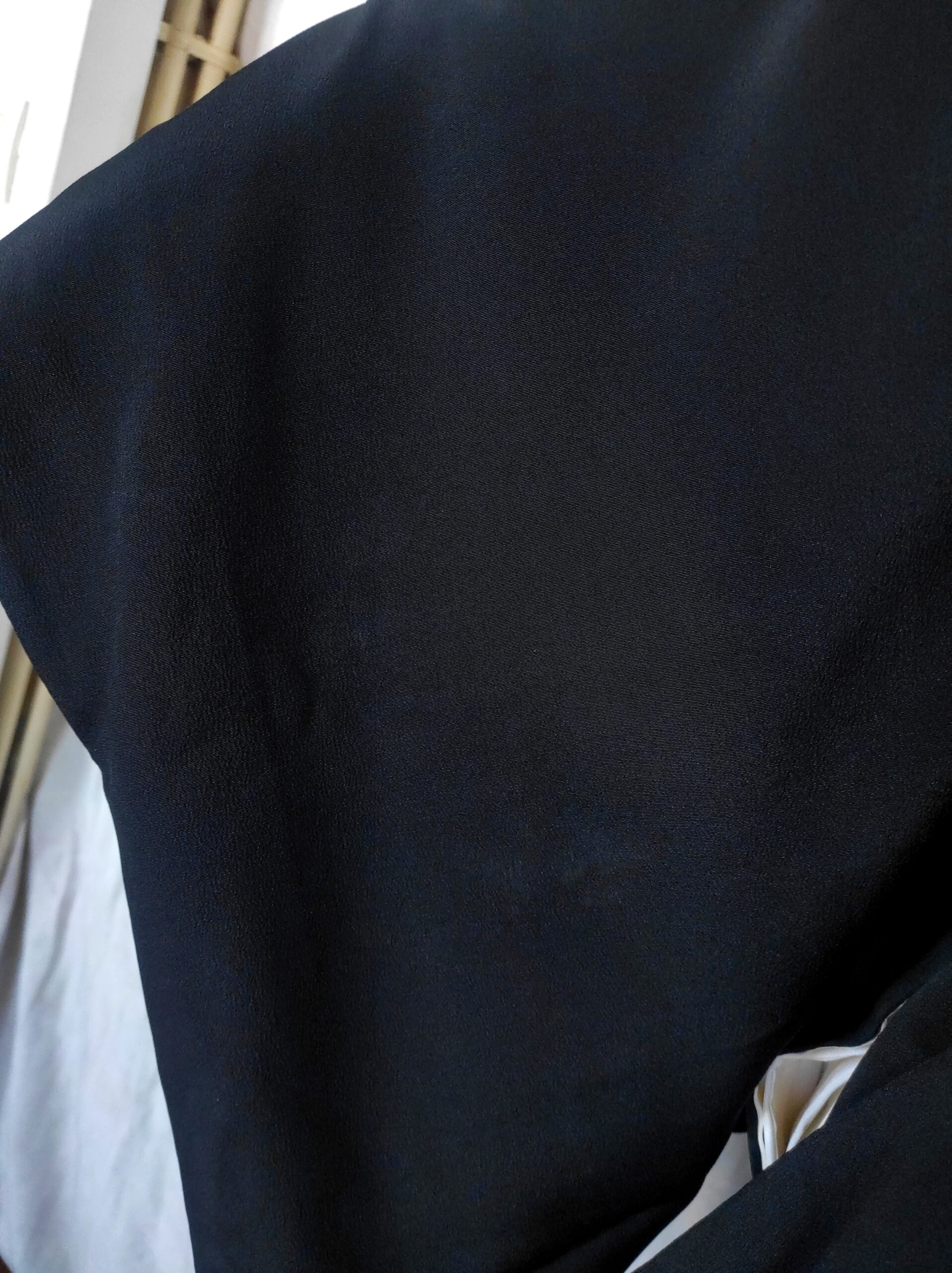 Photographie d'une manche large de kimono japonais fait en soie noire.