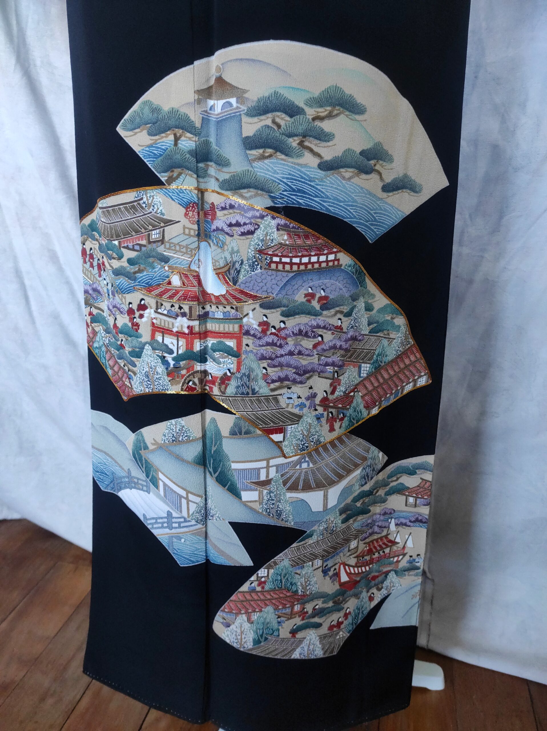 Photo de la partie basse d'un kimono japonais fait en soie et peint et brodé à la main.