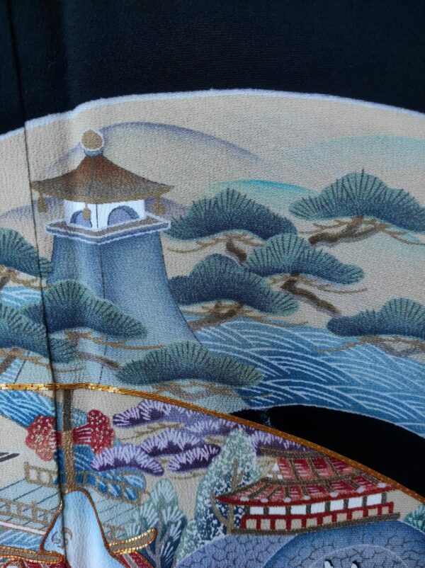 Photo du tableau peint à la main sur de la soie noire constituant un kimono japonais.