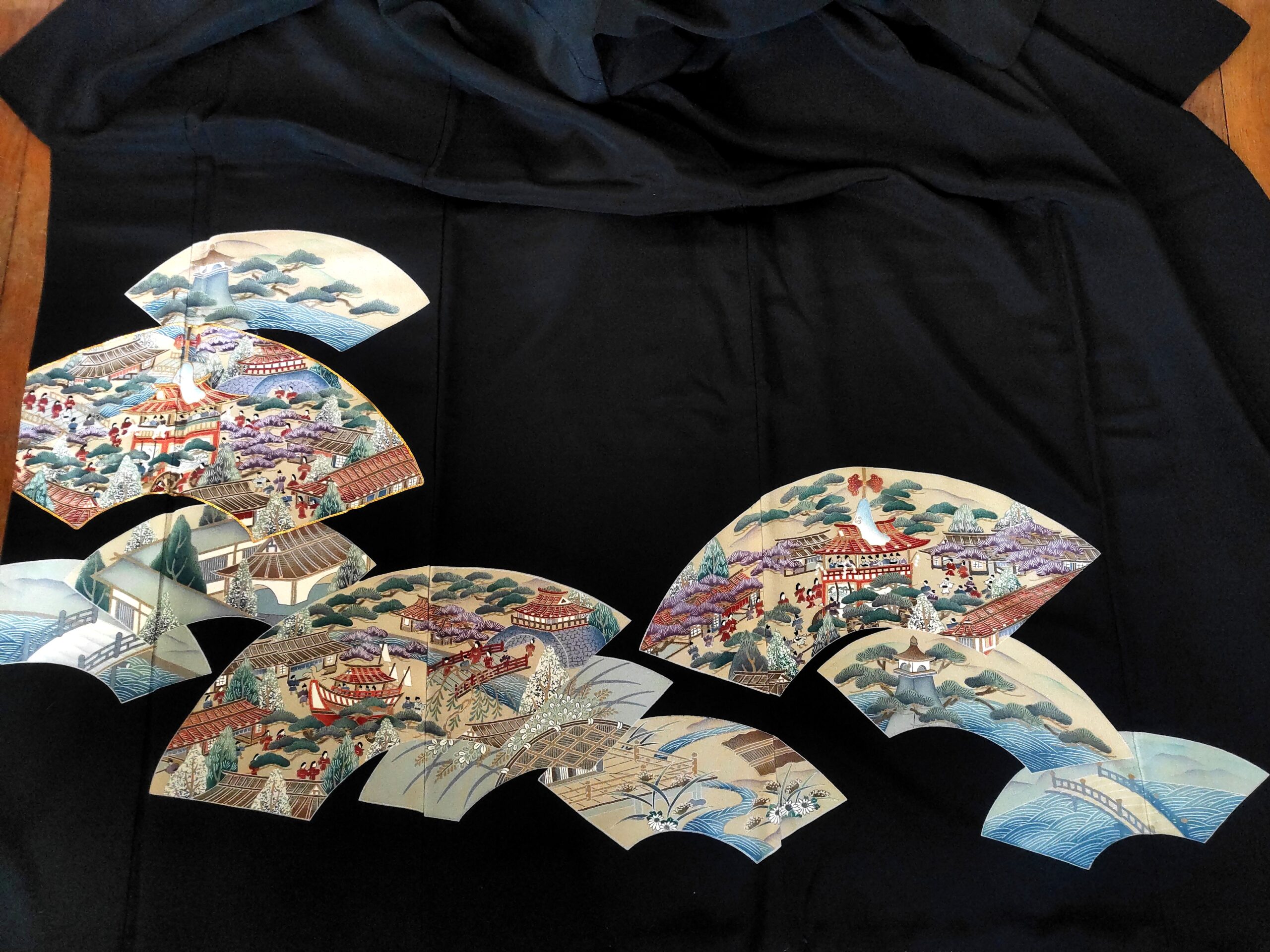 Photo générale du tableau qui compose un kimono japonais de cérémonie en soie.