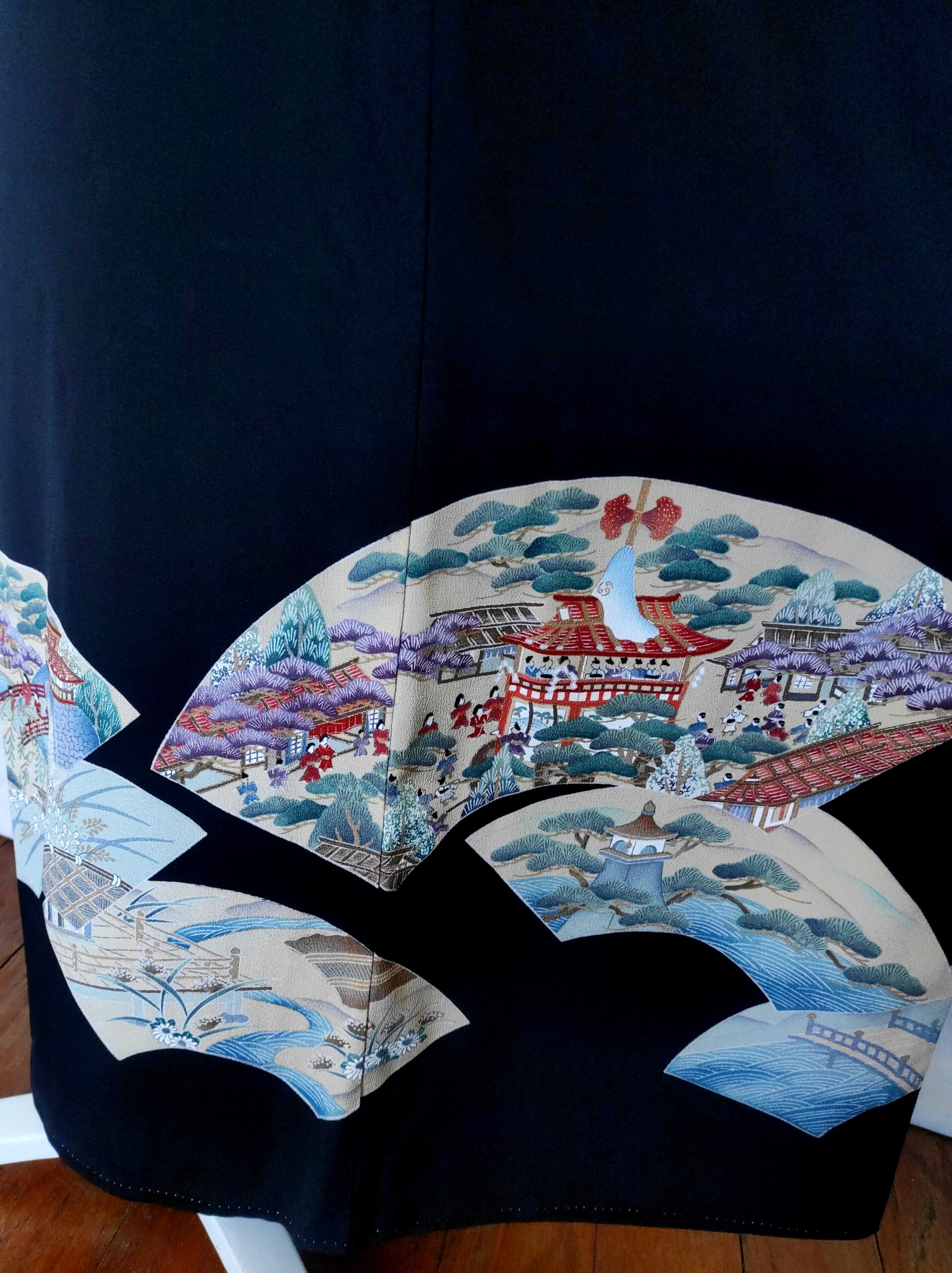 Photo détaillée d'un éventail peint à la main par un artisan sur de la soie.