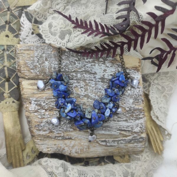 Image globale d'un collier ras-le-cou ethnique utilisant des pierres semi-précieuses de lapis lazuli et des perles d'eau douce.