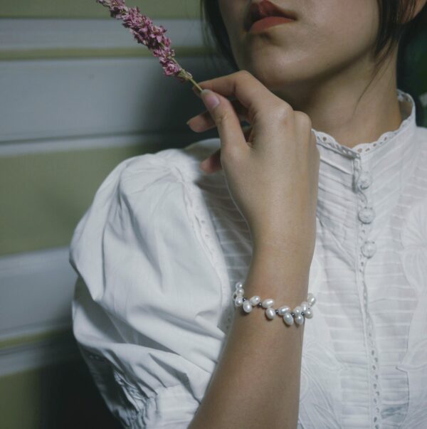 Photo d'un bracelet en perles de cultures blanches et noires