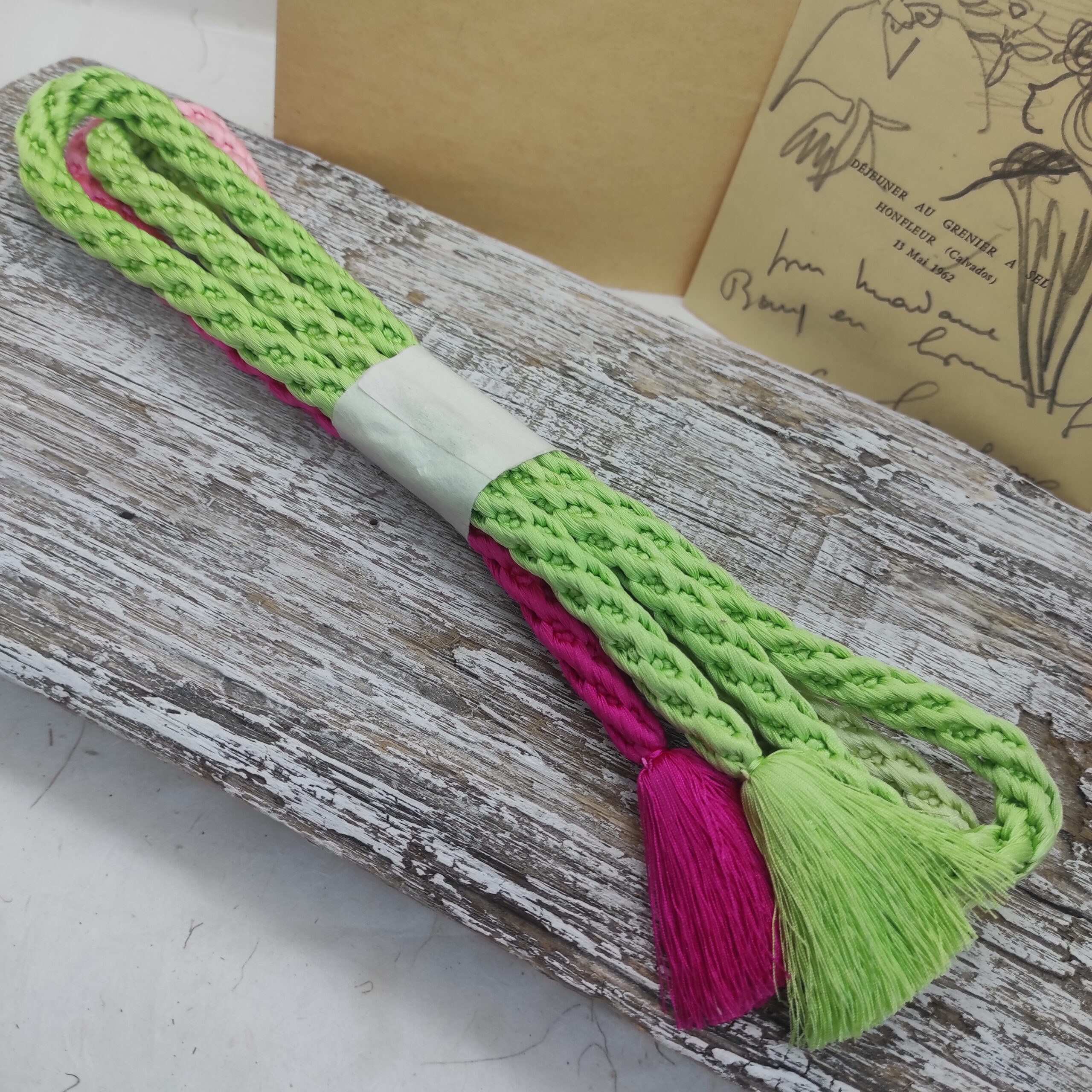 Photo de l'arrière d'un obijime en soie vert et rose