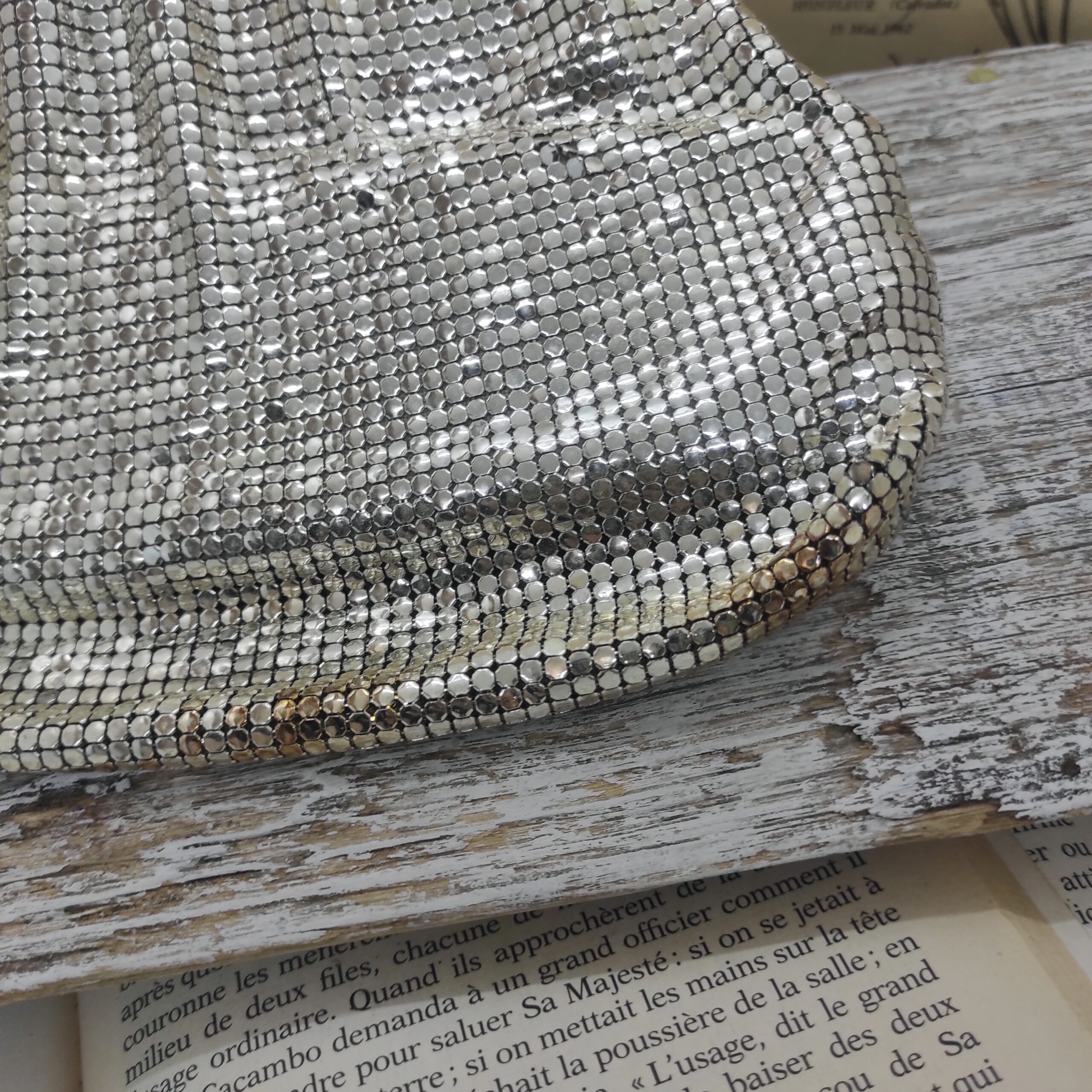 Photo close-up d'un bord du sac japonais ayant des tâches d'oxydation