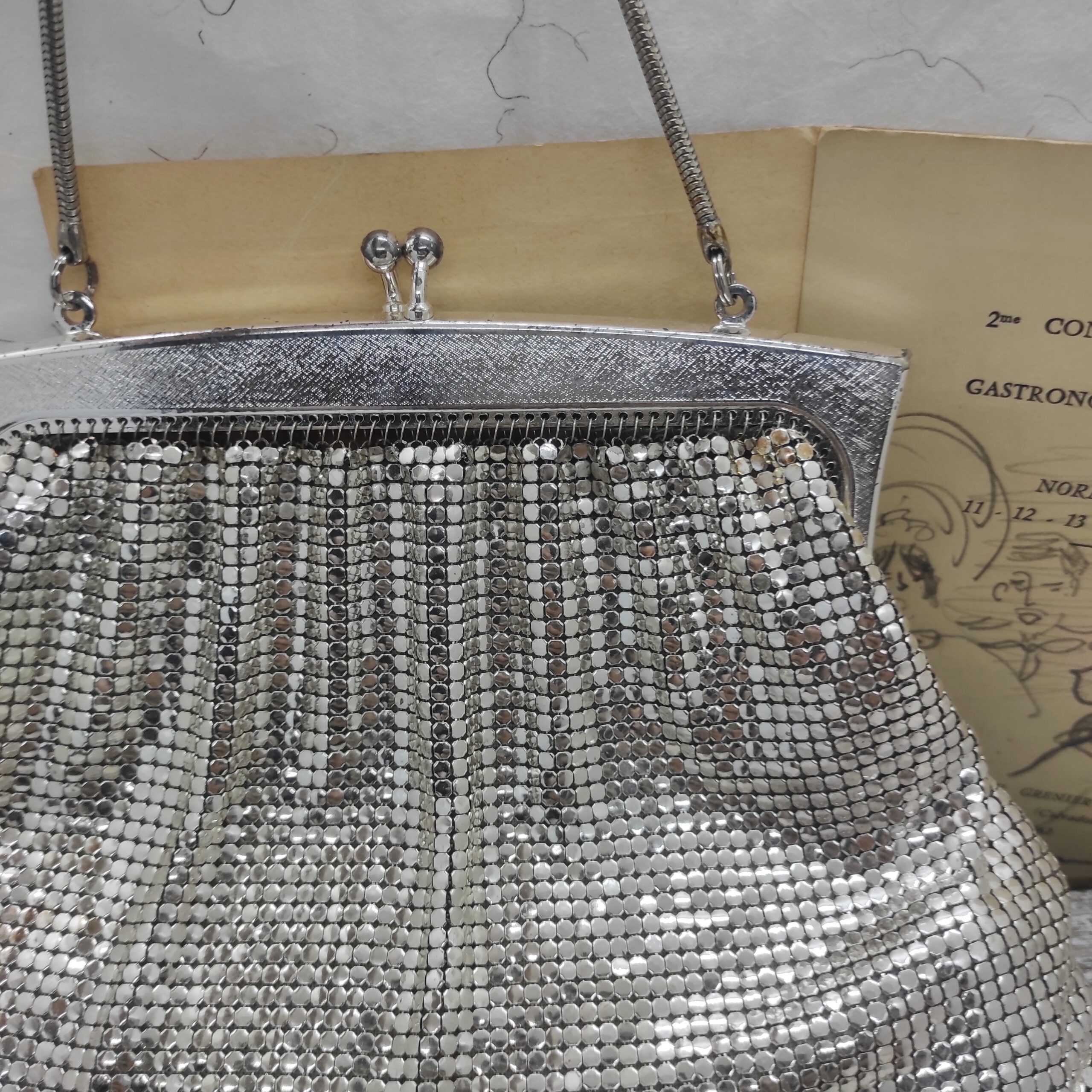 Photo du verso de la bourse en maille en métal ayant un peu d'oxydation prêt du clapet