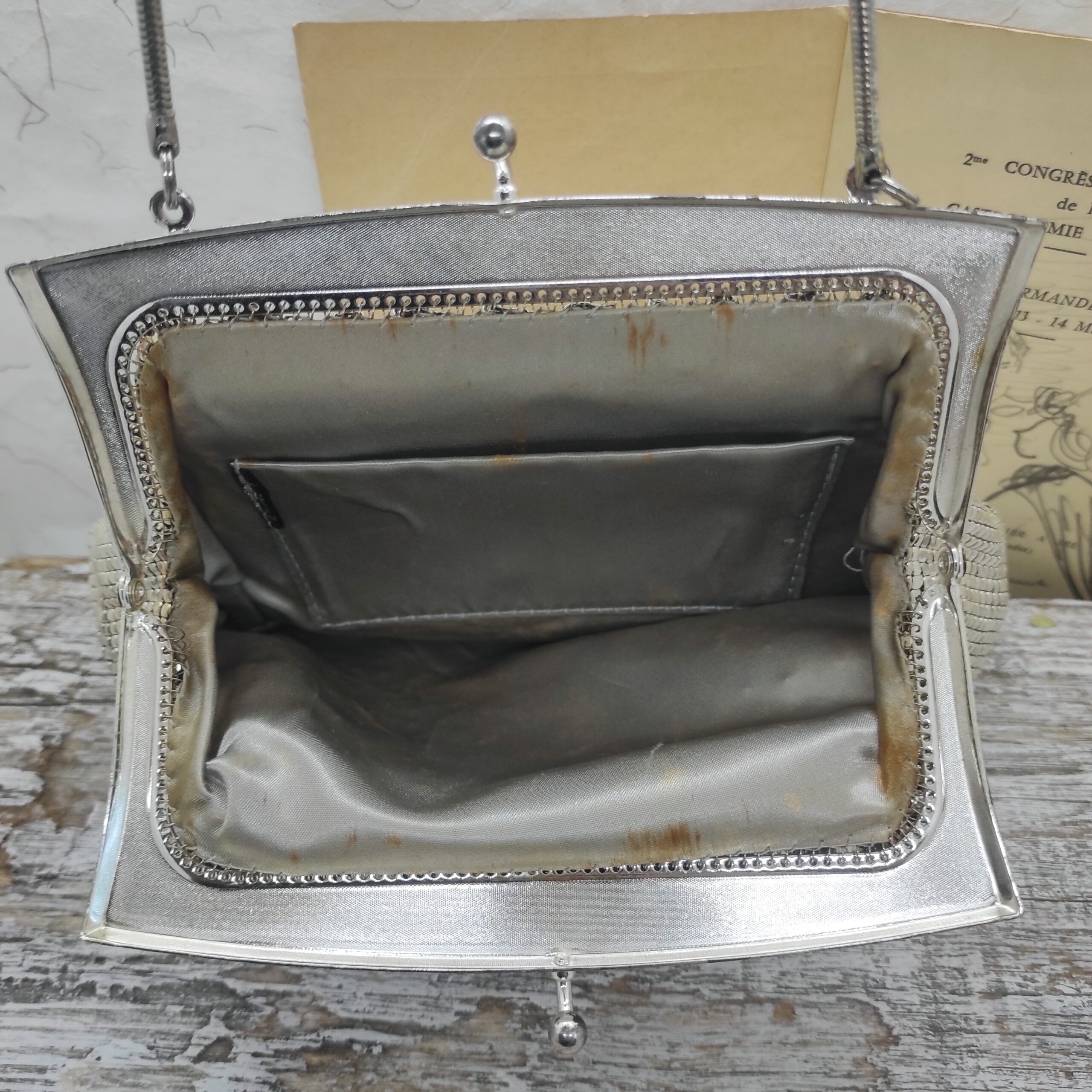 Photo close-up de l'intérieur de la bourse japonaise vintage avec doublure argenté et poche intérieure