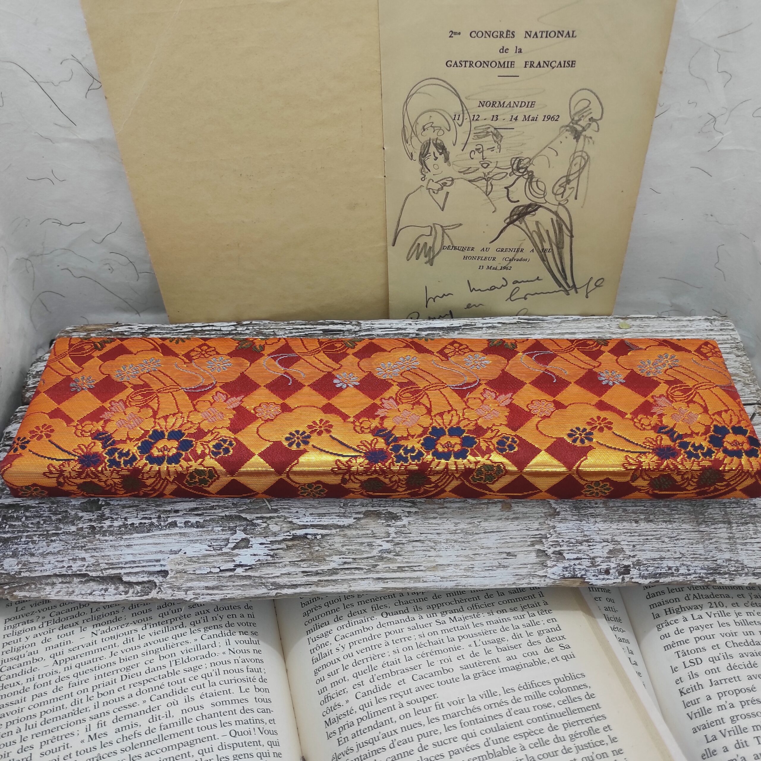 Photo générale d'une pochette japonaise faite de soie et de fil d'or, brodé de fleurs traditionnelles et de motifs à losanges