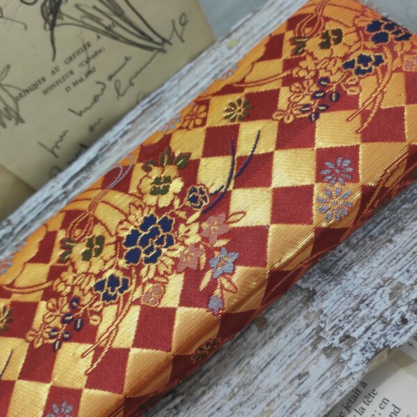 Image détaillée du motif du sac japonais vintage à motif floral et à losanges rouge et or
