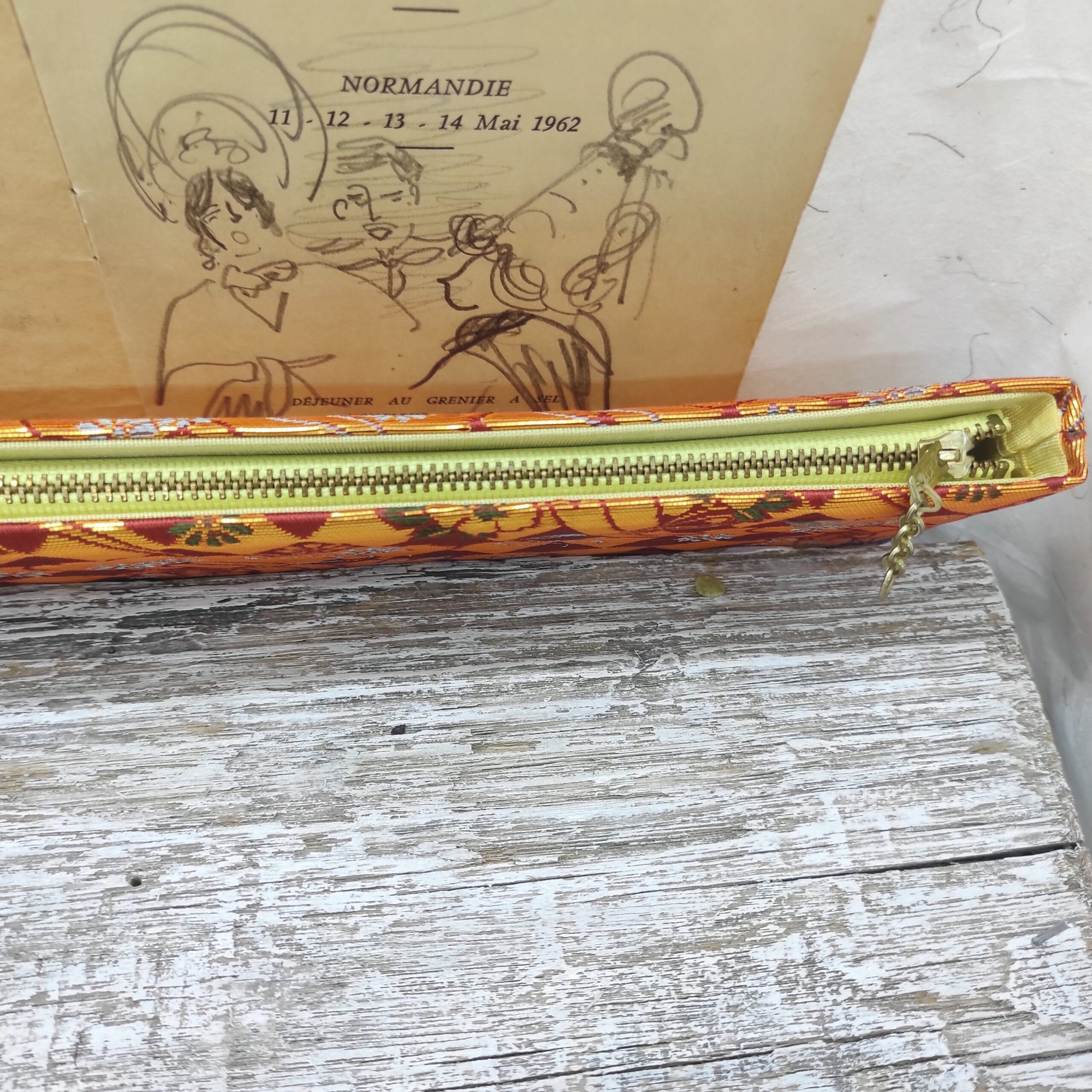 Photo close-up de la tranche de la pochette japonaise vintage possédant une fermeture éclair