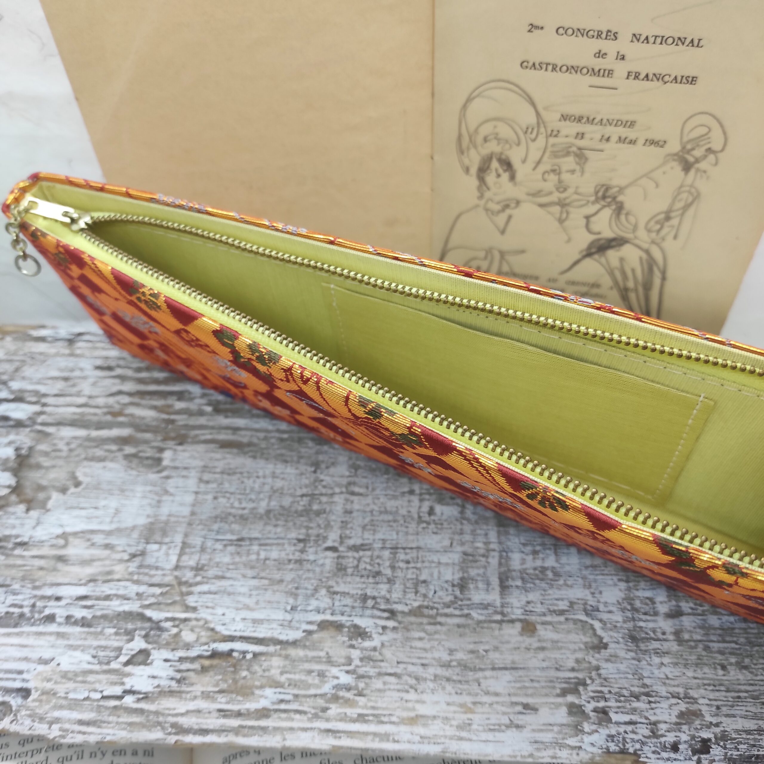 Image de l'intérieur du sac japonais donc la doublure est sable et possède une petite pochette