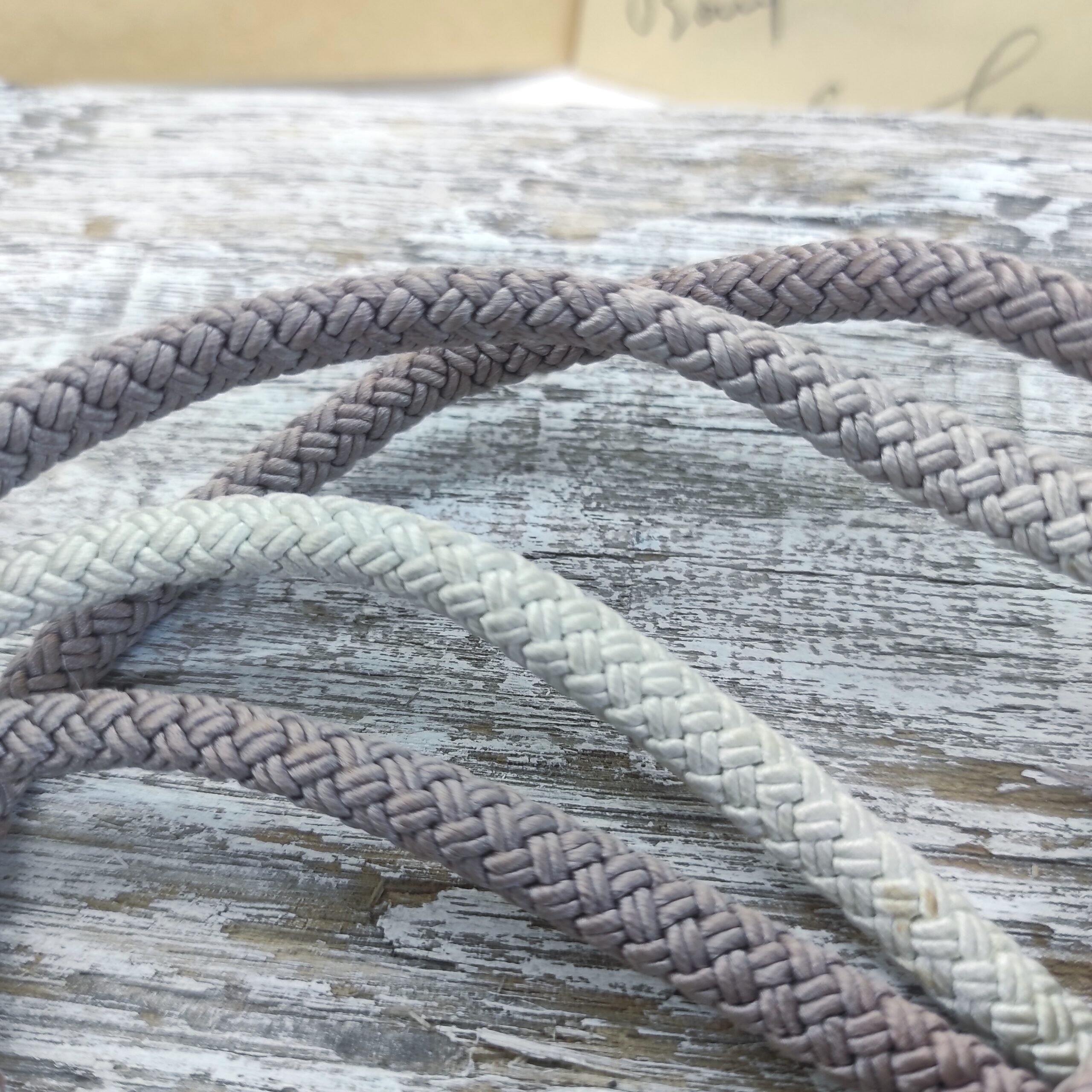 Photo détaillée d'une ceinture à kimono (nommée obijime)