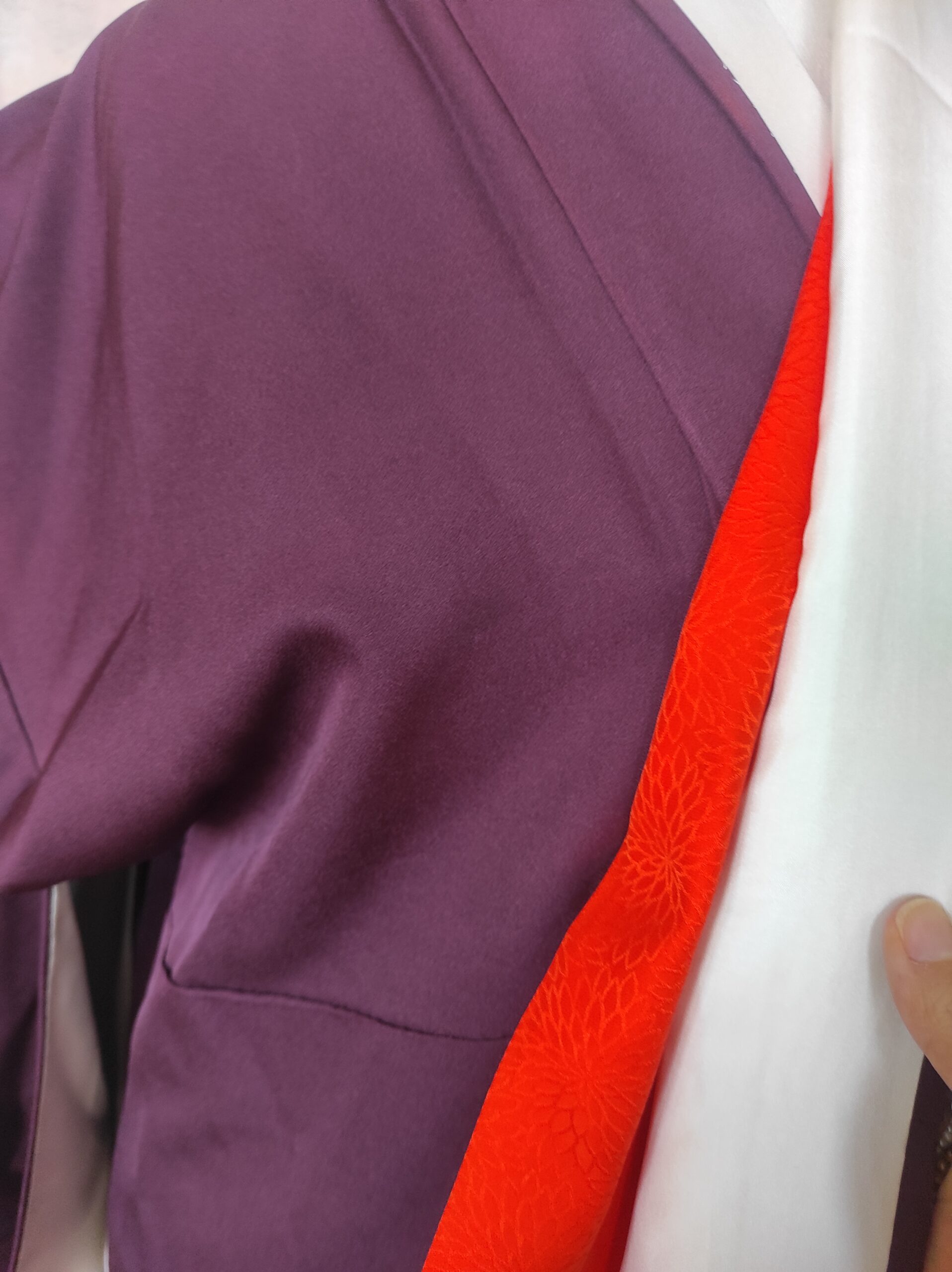 Photo close-up d'un kimono japonais en soie et de son col en soie rouge au motif de chrysanthèmes