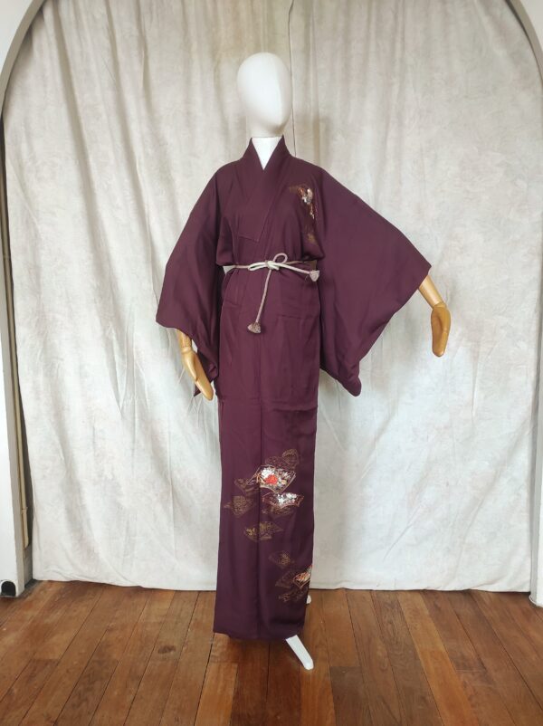 Photo générale d'un mannequin portant un kimono japonais de cérémonie brodé à la main