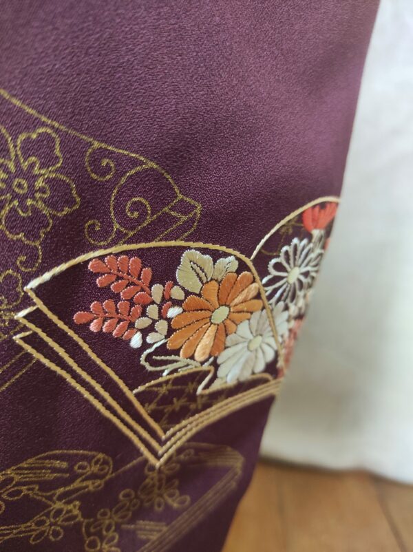 Close-up d'un livre brodé sur soie comportant des fleurs japonaises de chrysanthèmes