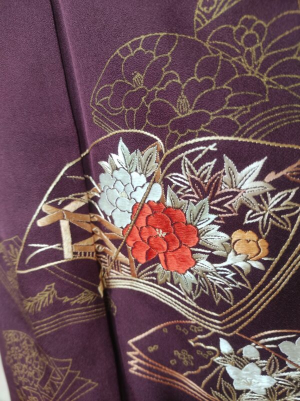 Image rapprochée d'un livre brodé à la main sur un kimono en soie