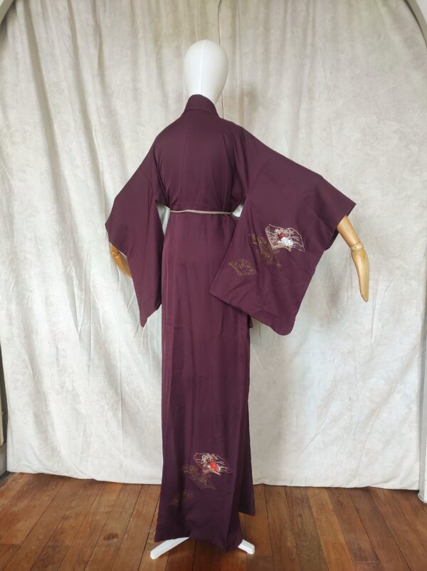 Photo d'un mannequin de dos portant un kimono japonais de cérémonie violet et brodé à la main