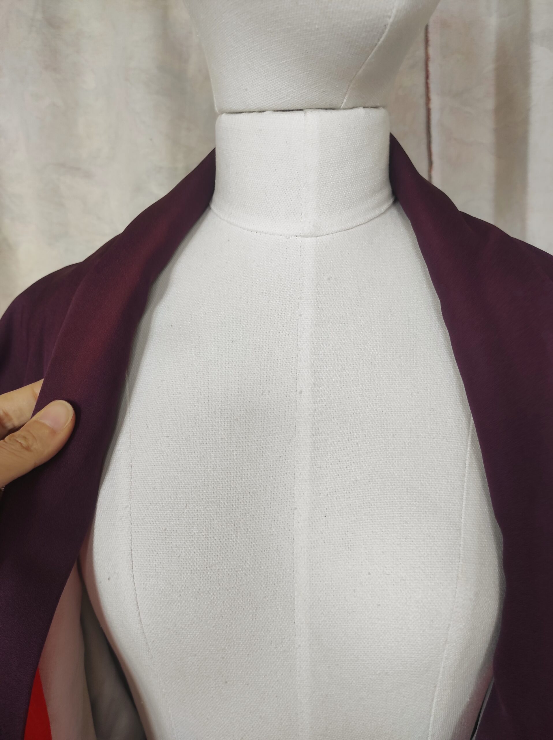 Photo détaillée du col d'un kimono japonais de cérémonie de couleur violine