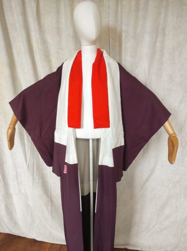 Image générale d'un mannequin portant un kimono japonais ouvert et comprenant un col rouge en soie
