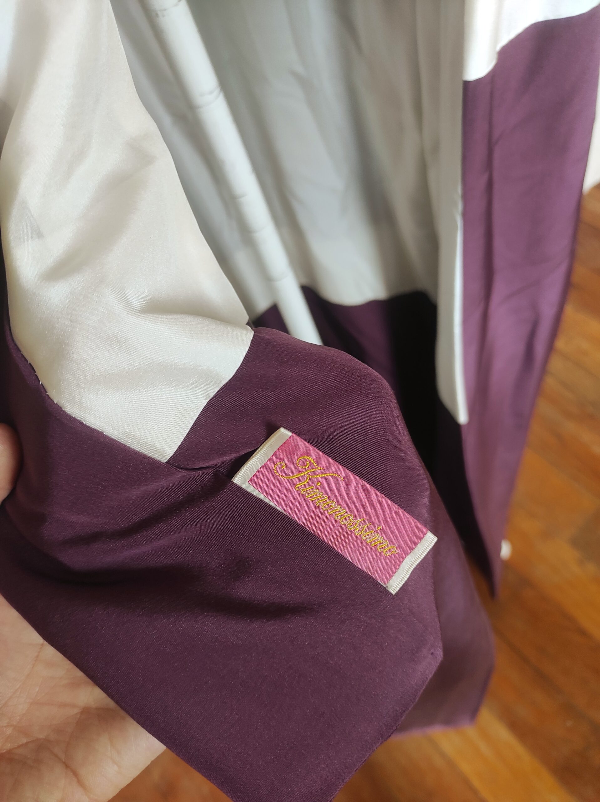 Photo rapprochée de l'étiquette d'un kimono de luxe japonais de marque Kimonossimo