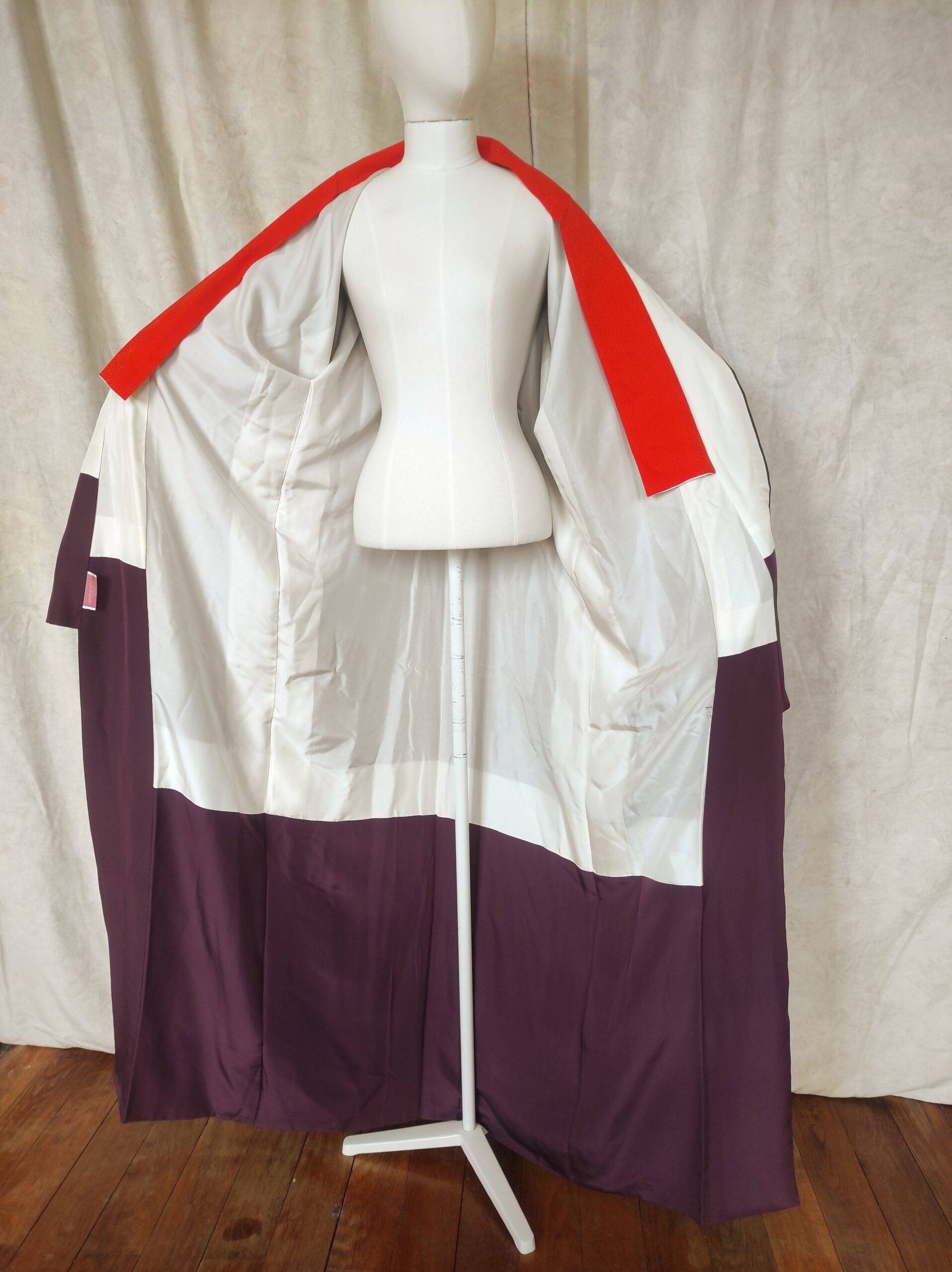 Image générale d'un kimono japonais en soie et de sa doublure bicolore violet et blanc