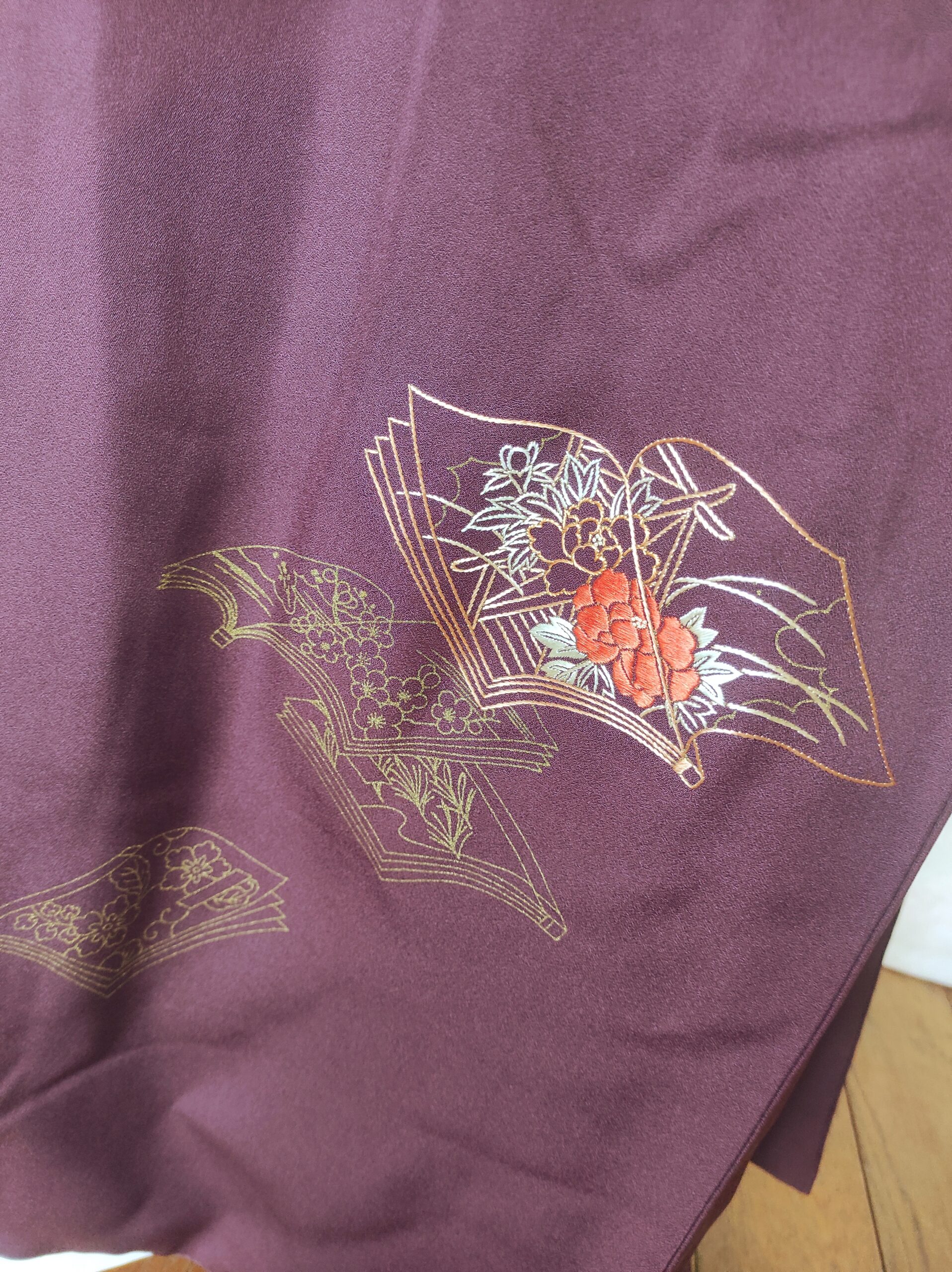 Image rapprochée de livres ouverts peints à la dorure et brodés à la main avec du fil de soie