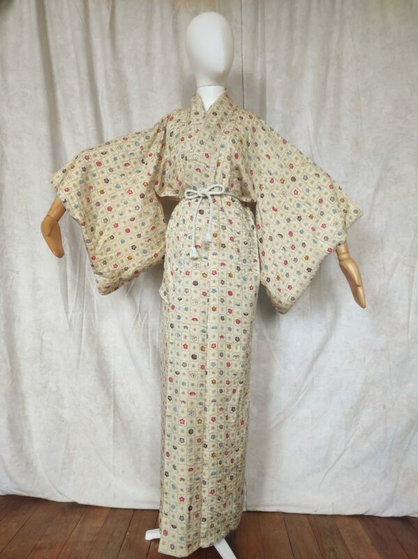 Image globale d'un kimono du Japon fait de tampons traditionnels appliqués par un artisan japonais