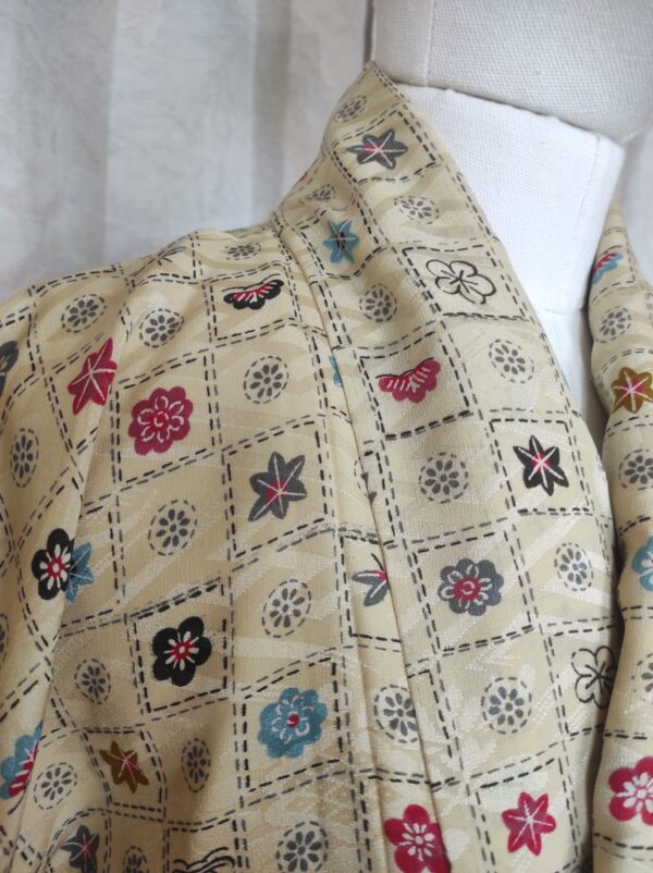 Photo close-up du col d'un kimono japonais en soie ayant des motifs d'héraldique japonaise
