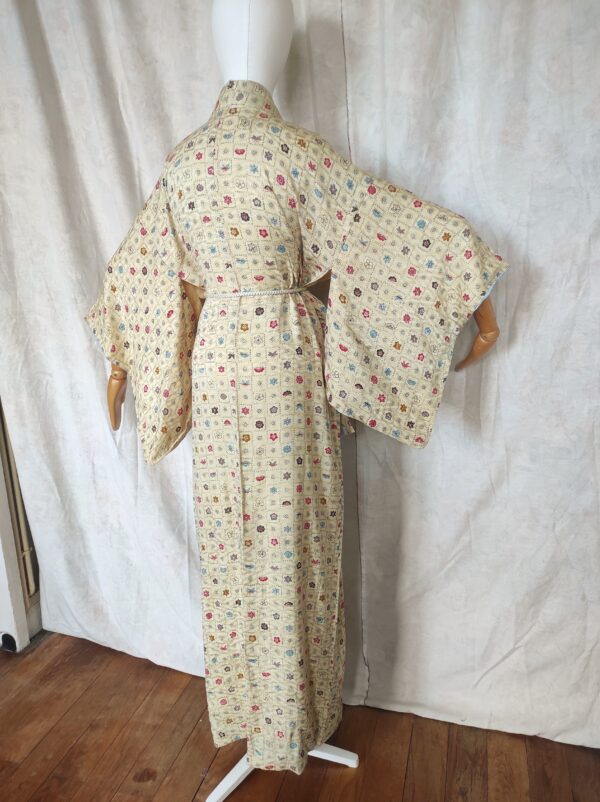 Photo générale d'un mannequin de dos portant un kimono japonais en soie et comportant des motifs traditionnels